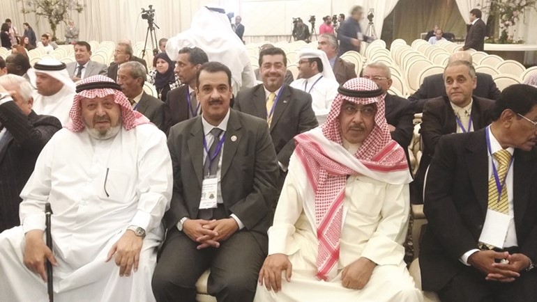 الزملاء عدنان الراشد ودهيران ابا الخيل وفيصل القناعي وجاسم كمال خلال الاجتماع