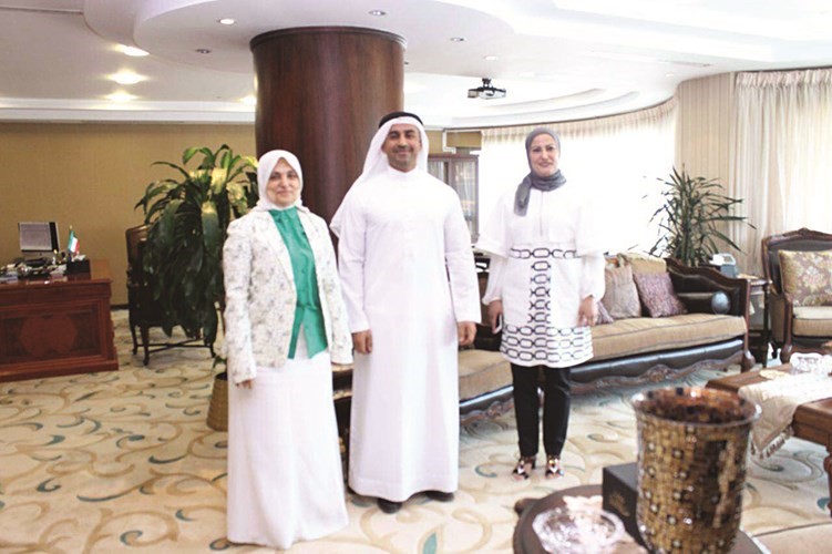 هند الصبيح مستقبلة عبدالله لوتاه بحضور منى الدعاس﻿