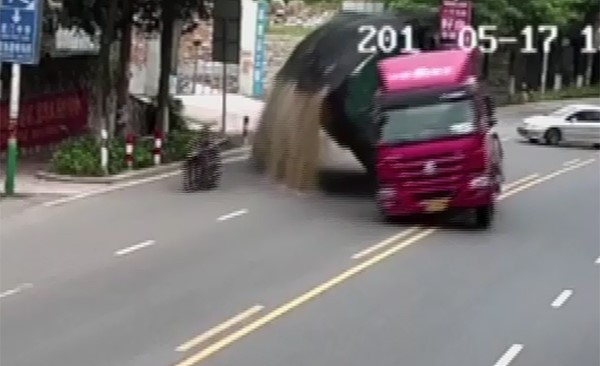 بالفيديو.. نجا من الموت دهسا ودفنا تحت الرمال