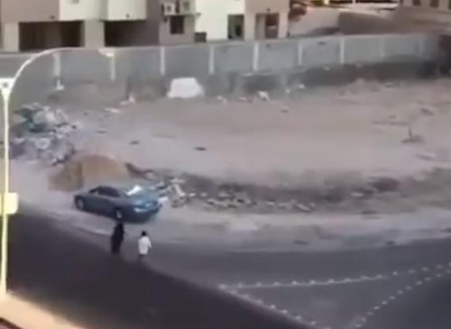 فيديو صادم.. شاب في الكويت يعتدي بالضرب على فتاة ويطرحها أرضاً ويسرق حقيبتها في وضح النهار