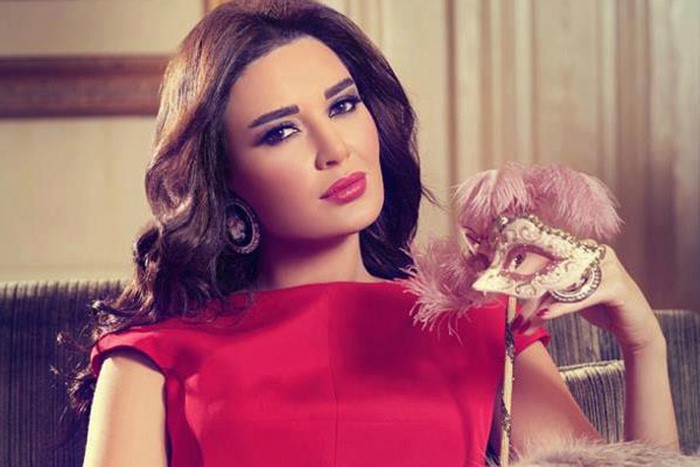 بالفيديو.. سيرين عبدالنور تتأمر على متسابق وتصدمه بقبلة على الهواء !