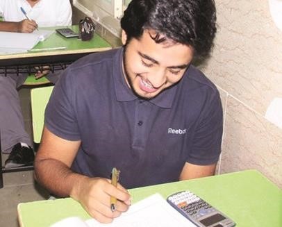 احد الطلبة مبتسما اثناء الاختبار ﻿