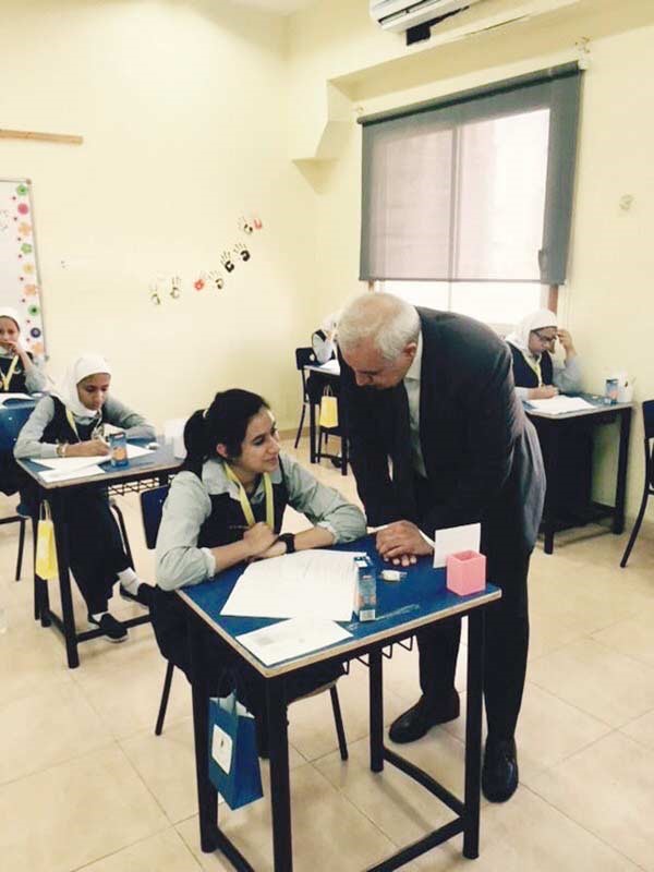 د بدر العيسى متفقدا احدى لجان اختبارات الثانوية العامة امس