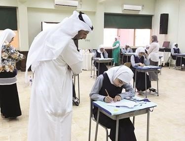 جاسم بوحمد متفقدا احدى اللجان ﻿