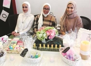 طالبات يعرضن مشاريعهن 