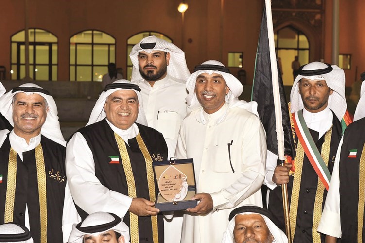 رئيس الفرقة فهد الامير يتسلم درعا تكريمية