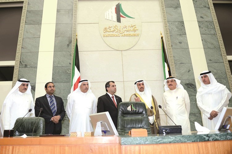 رئيس مجلس الامة مرزوق الغانم ورئيس الاتحاد البرلماني الدولي مع ماضي الهاجري وكامل العوضي وفيصل الشايع ودخليل عبدالله في قاعة المجلس

