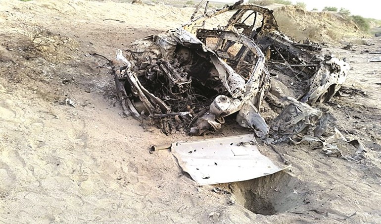 صورة للسيارة التي يرجح ان يكون زعيم طالبان قد لقي مصرعه فيها عقب استهدافها في غارة اميركية وفي الاطار
الملا اختر منصوراپ
