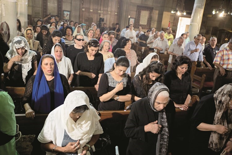 مجموعة من الاقباط خلال القيام بـصلاة الفقيد على ضحايا الطائرة المنكوبة اف