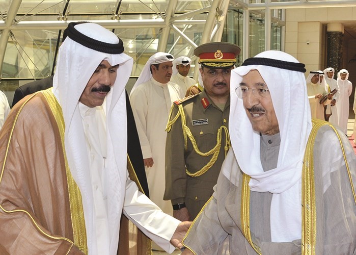 صاحب السمو الامير الشيخ صباح الاحمد مصافحا سمو ولي العهد الشيخ نواف الاحمد 