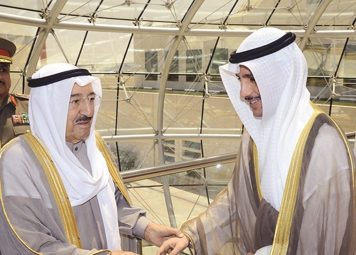 صاحب السمو مصافحا مرزوق الغانم 