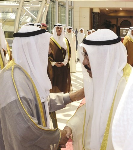 صاحب السمو الامير الشيخ صباح الاحمد مصافحا الشيخ فيصل السعود 