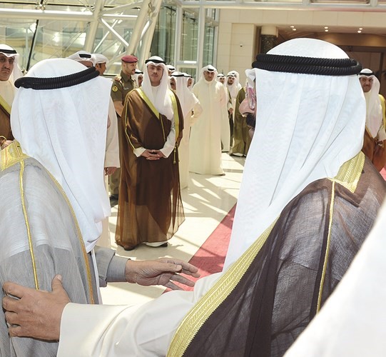 الشيخ مشعل الاحمد مودعا صاحب السمو الامير 