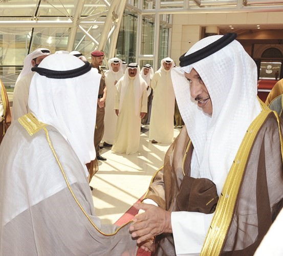 سمو رئيس الوزراء مصافحا صاحب السمو الامير 
