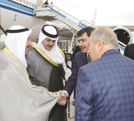 صاحب السمو الامير مصافحا مستقبليه لدى وصوله الى مطار اتاتورك العسكري 