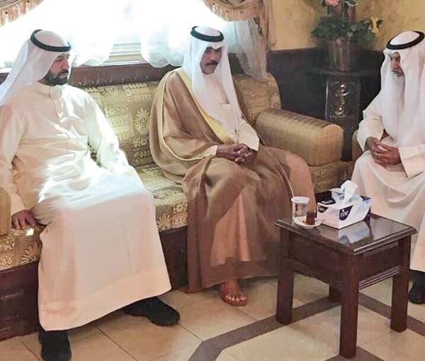 سمو نائب الامير وولي العهد الشيخ نواف الاحمد يقدم واجب العزاء في الفقيد د عبدالمحسن السهيل