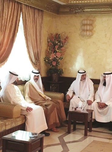 سمو نائب الامير وولي العهد الشيخ نواف الاحمد يقدم واجب العزاء لاسرة السهيل﻿