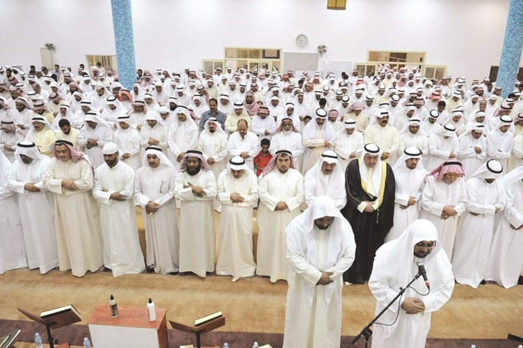 جموع المواطنين يؤدون صلاة الغائب على فقيد الكويت دعبدالمحسن السهيل المطيري﻿