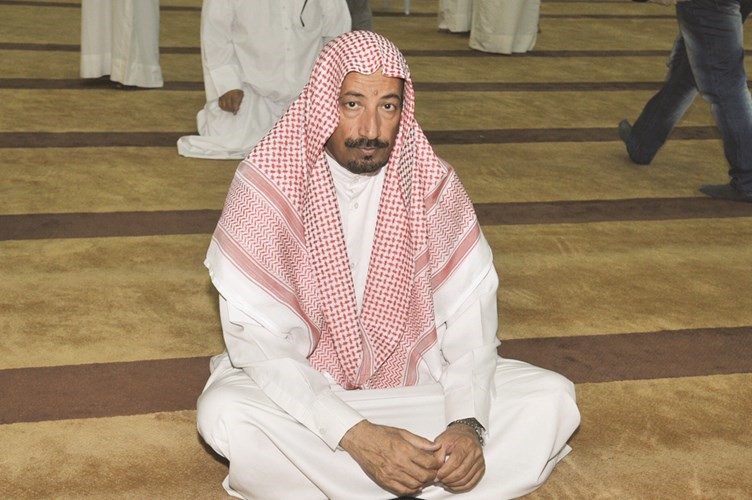 حسين مزيد في المسجد قبيل صلاة الغائب ﻿