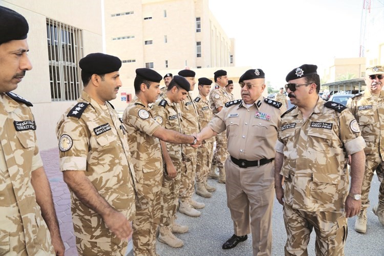  الفريق سليمان الفهد مصافحا ضباط امن الحدود ﻿