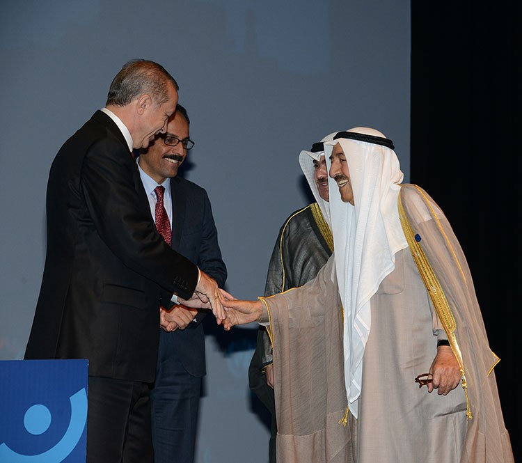 صاحب السمو الامير الشيخ صباح الاحمد مصافحا الرئيس التركي رجب طيب اردوغان