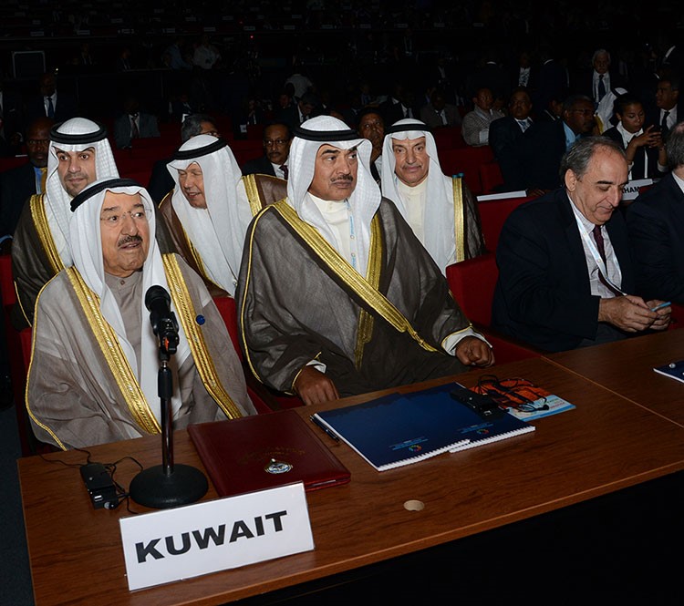 صاحب السمو الامير الشيخ صباح الاحمد والنائب الاول لرئيس مجلس الوزراء ووزير الخارجية الشيخ صباح الخالد ووزير المالية وزير النفط بالوكالة انس الصالح ومدير مكتب الامير احمد فهد الفهد والمستشار محمد ابو الحسن