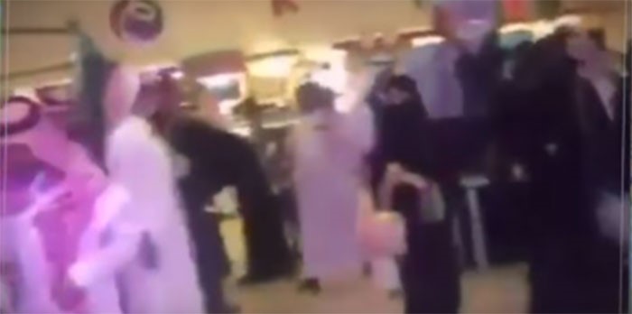 بالفيديو.. حفل مختلط لطلبة الطب يثير جدلا واسعا في السعودية !
