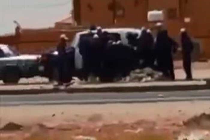 بالفيديو.. عامل أسيوي يوثق توزيع دورية الشرطة السعودية ماء وعصير في وقت الظهيرة 
