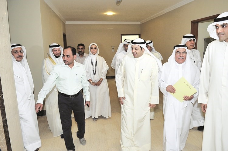 يعقوب الصانع خلال جولة داخل المجمع ﻿