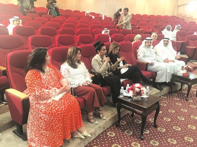 المحامية اريج حمادة متحدثة وتبدو نجلاء النقي في مقدمة الحضور ﻿