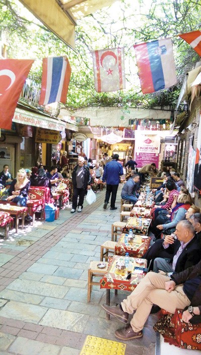 مقهى شعبي في بازار ازمير الكبير﻿