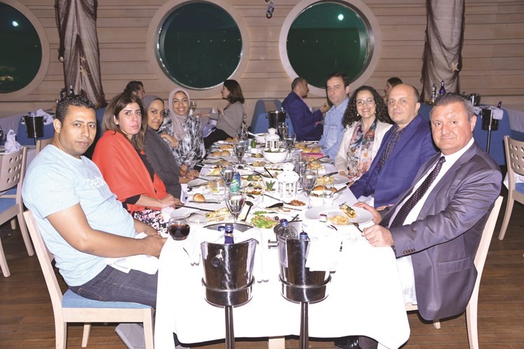 رضا البولوسهى سوناي خلال عشاء في مطعم الاكواريوم﻿