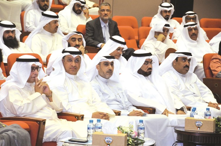 بدر الحماد خلال الندوة 	ريليش كومار﻿