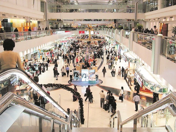 انخفاض كبير في اسعار تذاكر السفر على خلفية تراجع اسعار وقود الطائرات وفي الصور زحام كبير في مطار دبي ﻿