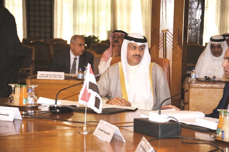 وكيل وزارة الاعلام طارق المزرم متحدثا خلال الاجتماع 