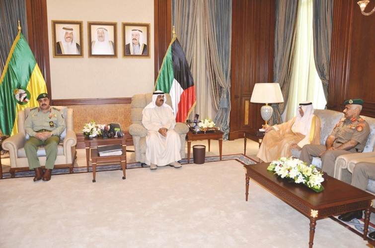 الشيخ مشعل الاحمد مستقبلا الشيخ خالد الجراح والفريق الركن محمد الخضر ﻿