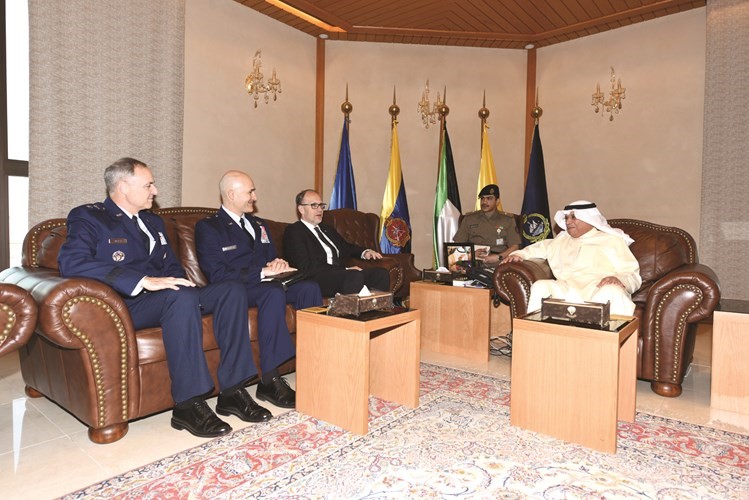 الشيخ خالد الجراح مستقبلا اللواء سكوت ويليامز والعميد دايفد كليمنت بحضور السفير الاميركي ﻿