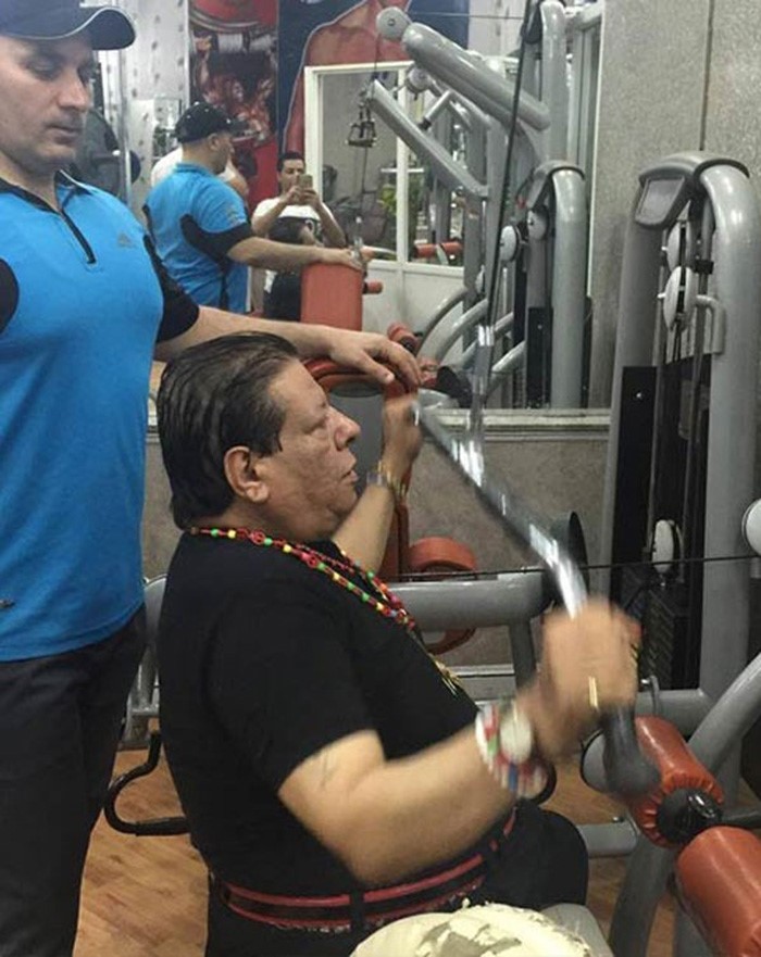 بالصور..شعبان عبدالرحيم في الجيم  والجمهور يسخر منه!