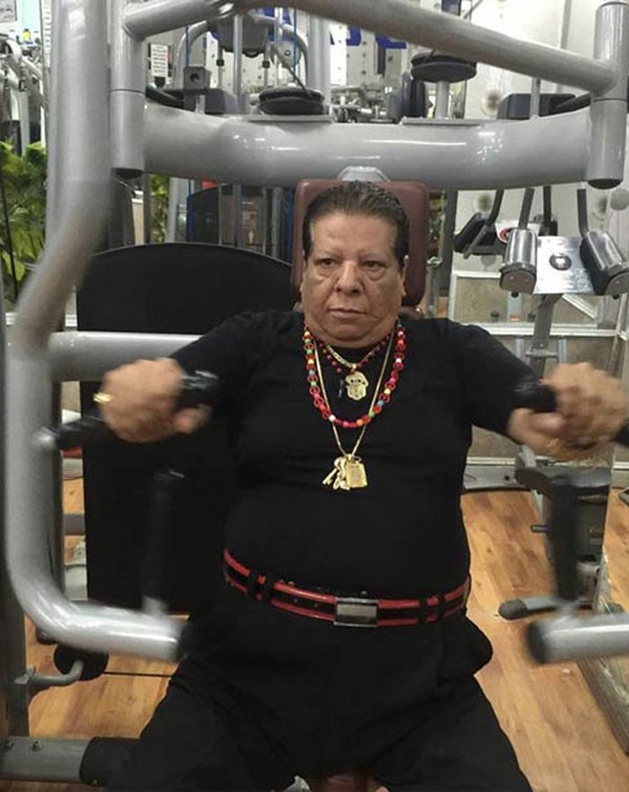 بالصور..شعبان عبدالرحيم في الجيم  والجمهور يسخر منه!