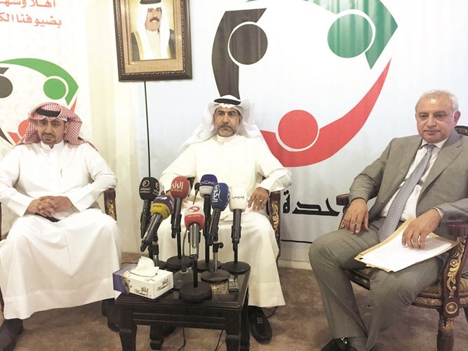 د بدر العيسى ود عيسى الانصاري خلال الندوة﻿