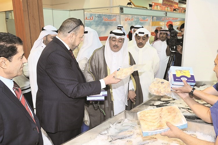 الاطلاع على بعض المعروضات باحد الاجنحة﻿