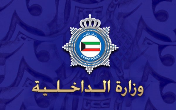 هندي بـ «فانيلة وسروال» مع صديقته فوق سطح مواطن