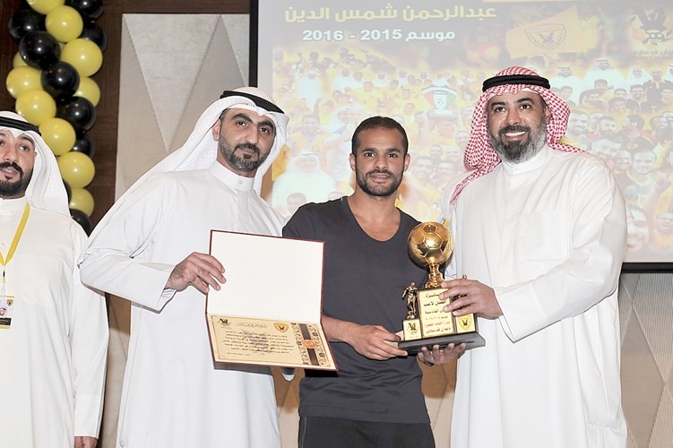 بدر المطوع يتسلم جائزة الحذاء الذهبي