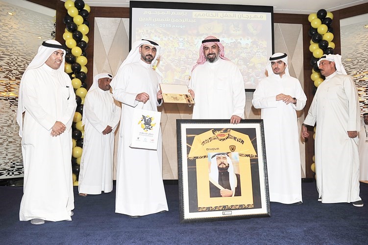 الفهد يتسلم تكريم الديوان لرئيس نادي القادسية الاسبق الشهيد فهد الاحمد 
