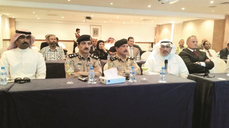 ماحمد الحصان واللواء عبدالله المهنا وعدد من الحضور خلال افتتاح الجسر ﻿