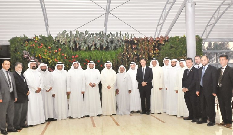 الشيخ ناصر صباح الاحمد مستقبلا اعضاء مخيم الامل الطبي الجراحي