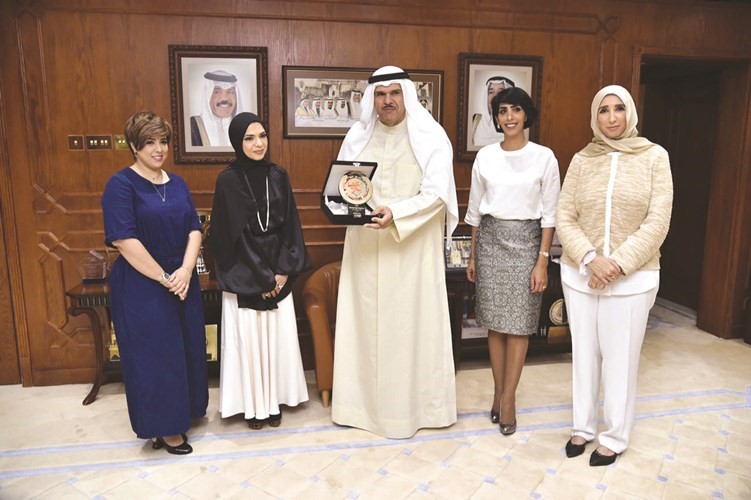 الشيخ سلمان الحمود يتلقى درعا تقديرية من رابعة حسين مكي جمعةبحضور بلسم الايوب وغادة رزوقي وموضي العجمي﻿