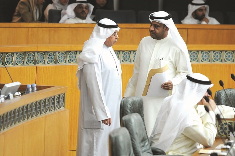 الشيخ خالد الجراح واحمد القضيبي خلال الجلسة