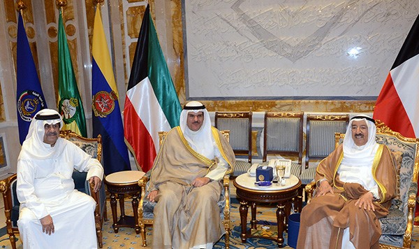 صاحب السمو الامير الشيخ صباح الاحمد مستقبلا وزير الاعلام الشيخ سلمان الحمود والفنان عبد الحسين عبد الرضا