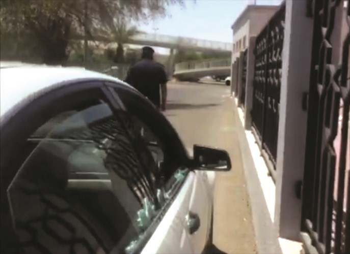 اللص استغل توقف مركبات الطلاب الى جوار السور وكسر زجاجها﻿